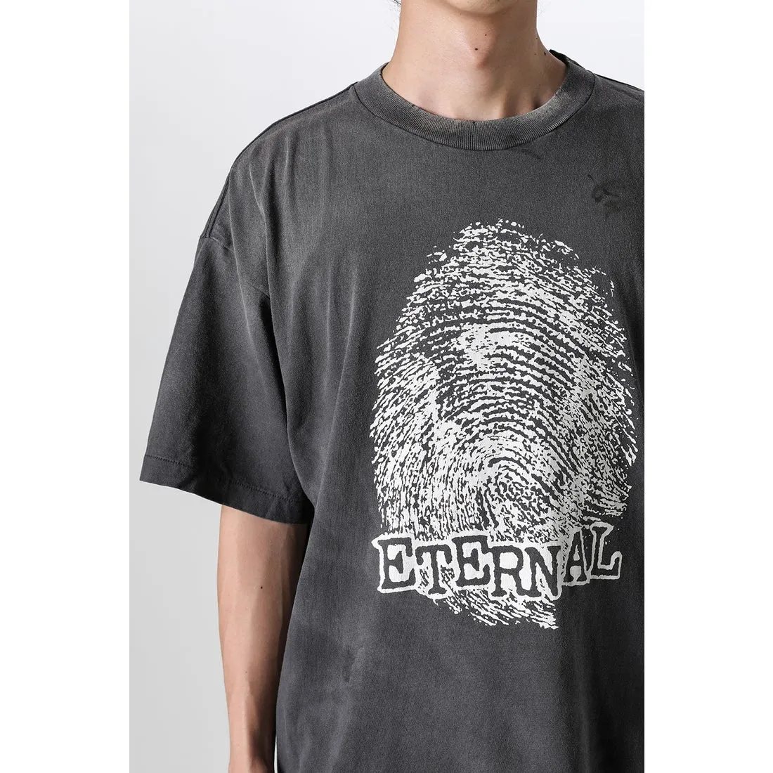 SAINT Mxxxxxx CHOSEN SS TEE/BLK Burst pattern/fingerprint print Chosen Tee Washed black S-XL Look for cylindrical fabrics without side seams. Don’t buy open-width fabrics anymore. It’s boring. Assute garment dyeing. Spray the whole piece with Ma Liu. Re-spray heavy fade. Collar and cuffs are frayed. Many places are broken. Authentic grade printing restored. Original consistent main mark/wash mark/with little angel anti-counterfeiting label.